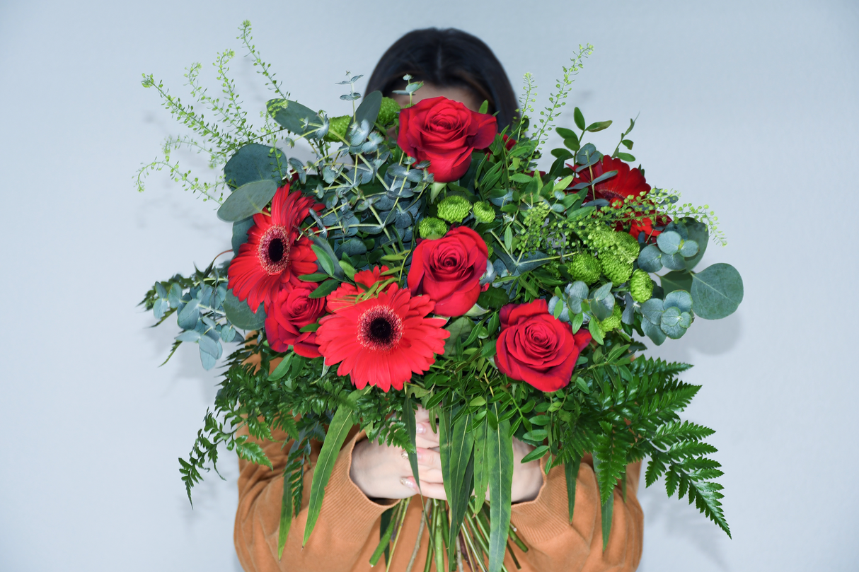 Ramo Gerbera Pasión: Rosas Rojas, Gerberas y Crisantemos
