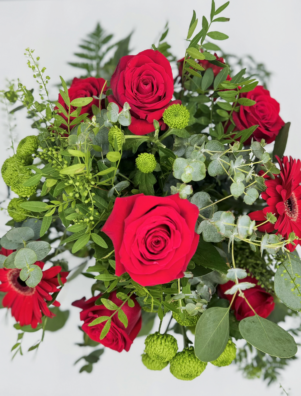 Ramo Gerbera Pasión: Rosas Rojas, Gerberas y Crisantemos