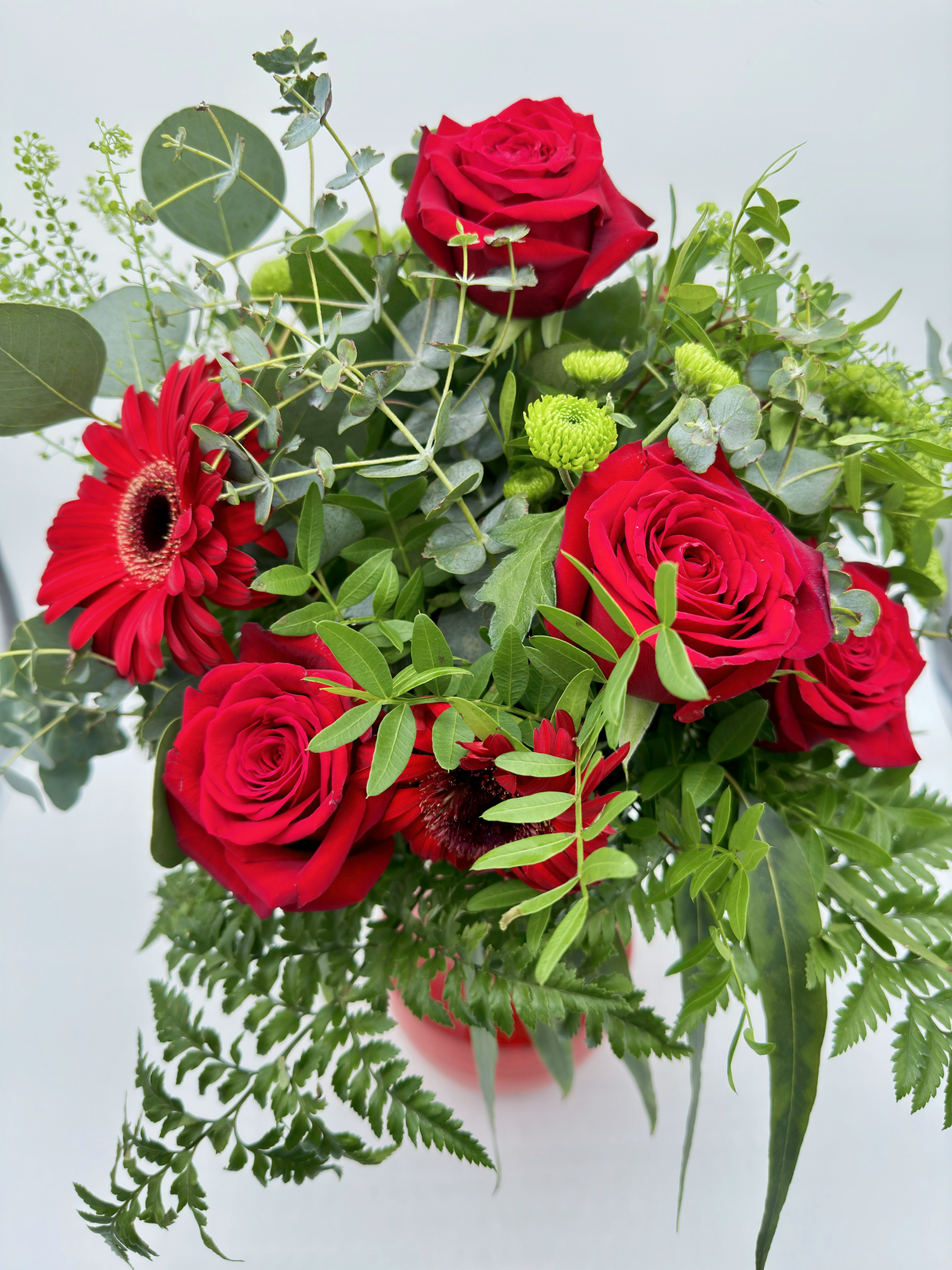 Ramo Gerbera Pasión: Rosas Rojas, Gerberas y Crisantemos