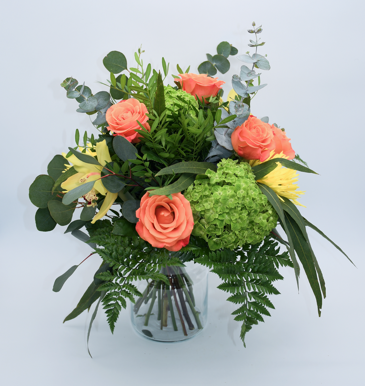 Ramo Irene: Rosas Naranjas, Cymbidium Amarillo y Hortensia Verde | miFlor