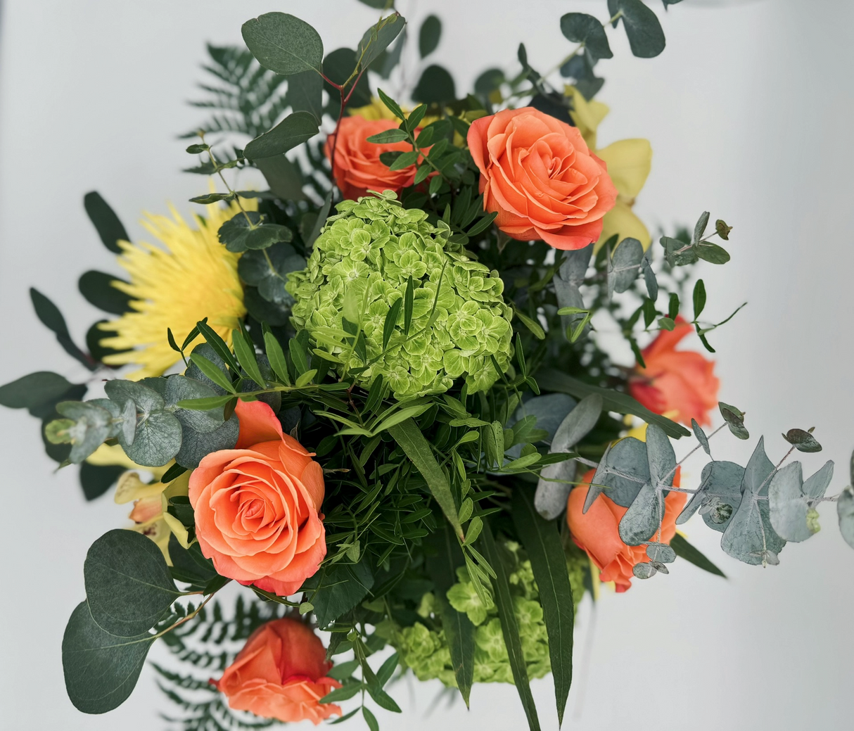 Ramo Irene: Rosas Naranjas, Cymbidium Amarillo y Hortensia Verde | miFlor