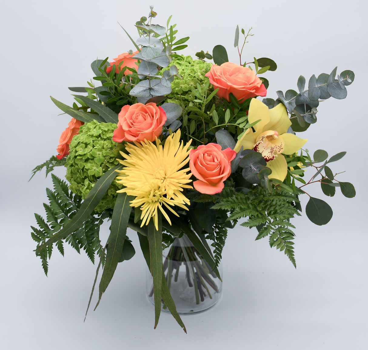 Ramo Irene: Rosas Naranjas, Cymbidium Amarillo y Hortensia Verde | miFlor