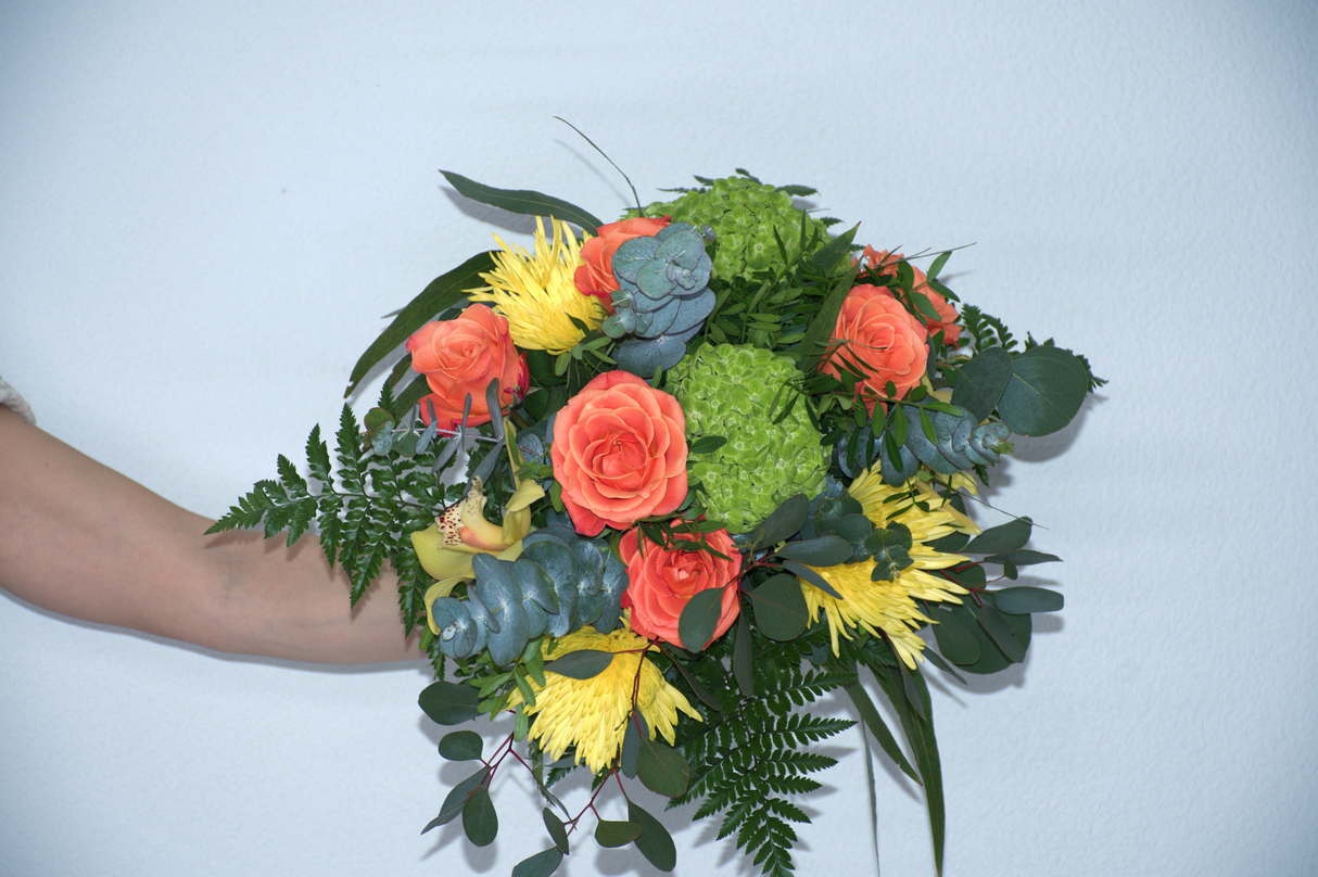 Ramo Irene: Rosas Naranjas, Cymbidium Amarillo y Hortensia Verde | miFlor