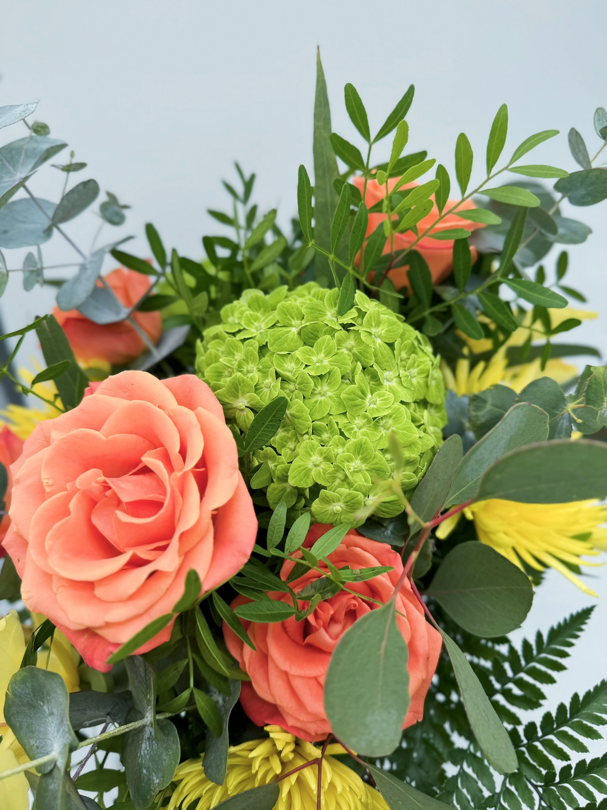 Ramo Irene: Rosas Naranjas, Cymbidium Amarillo y Hortensia Verde | miFlor