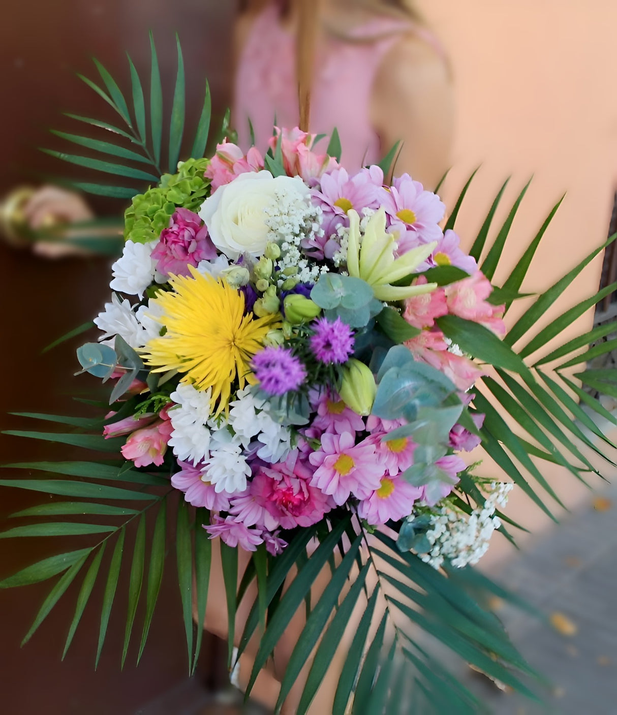 Ramo La Vie en Rose: Lilium Blanco, Rosas, Liatrix y Más | miFlor