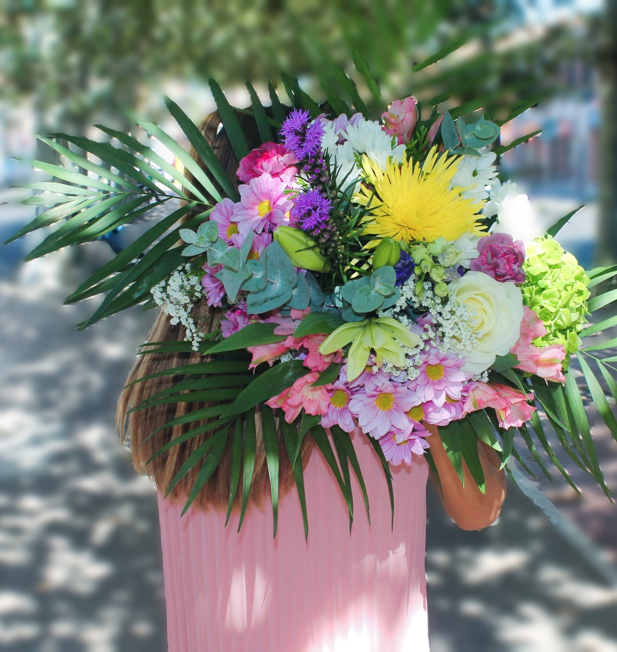 Ramo La Vie en Rose: Lilium Blanco, Rosas, Liatrix y Más | miFlor