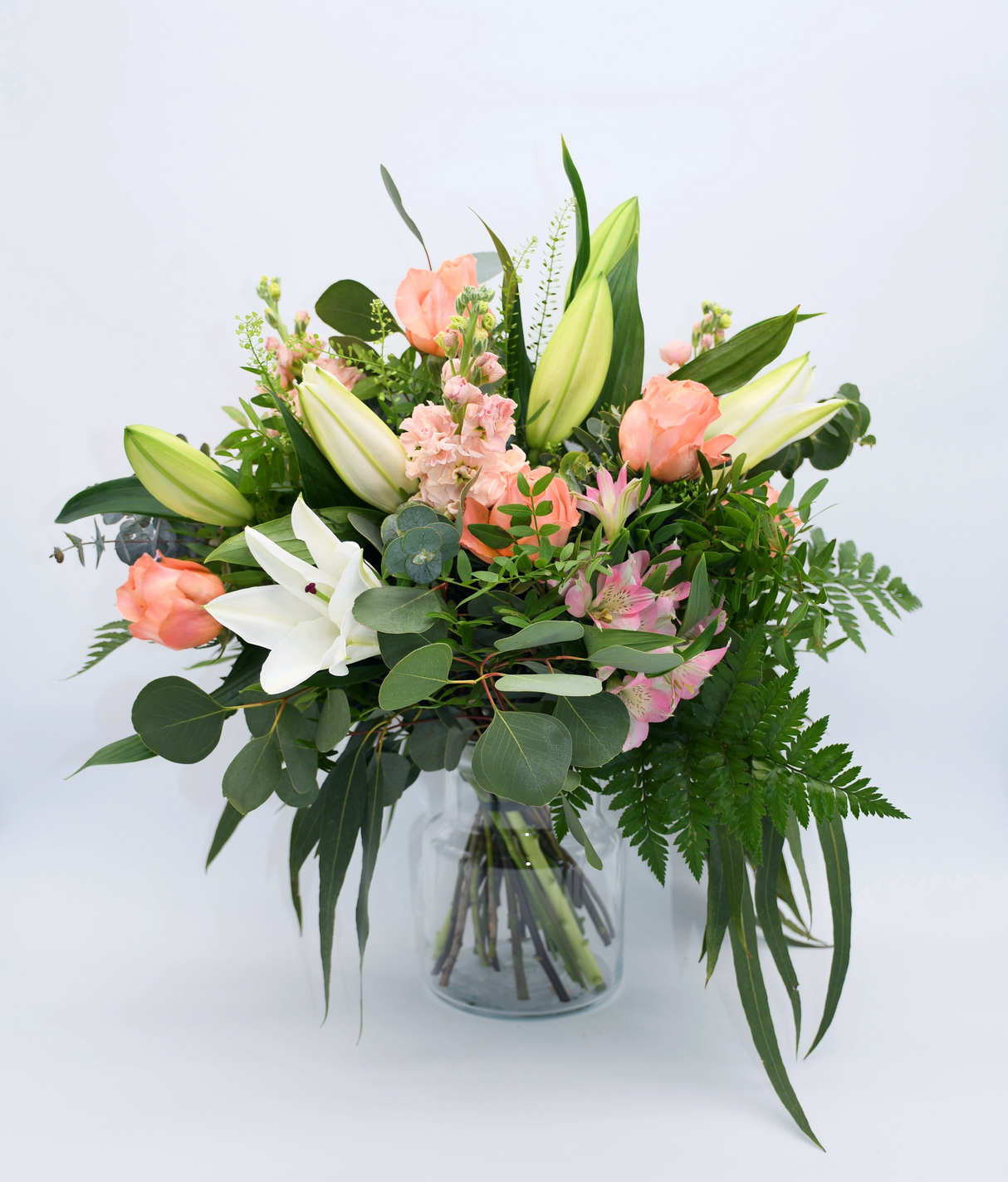 Ramo Princesa Sofía: Lilium Oriental Blanco y Rosas Melocotón