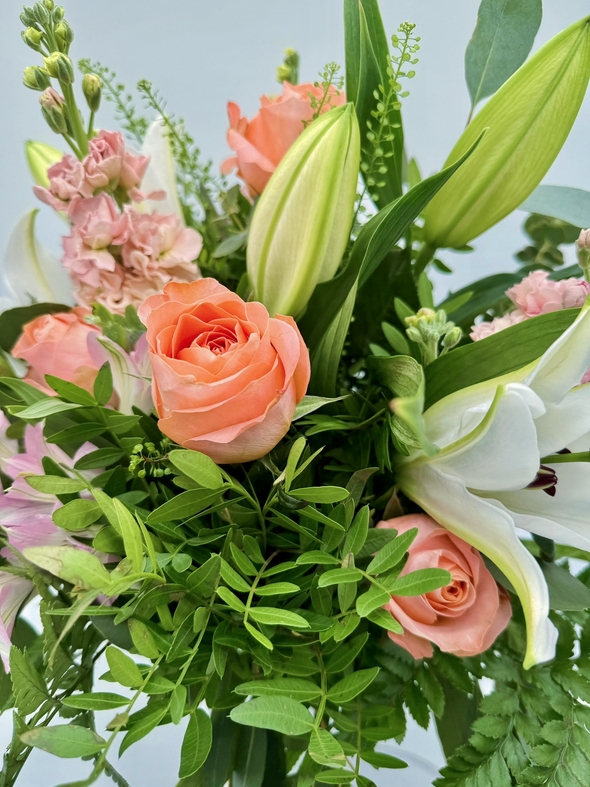 Ramo Princesa Sofía: Lilium Oriental Blanco y Rosas Melocotón