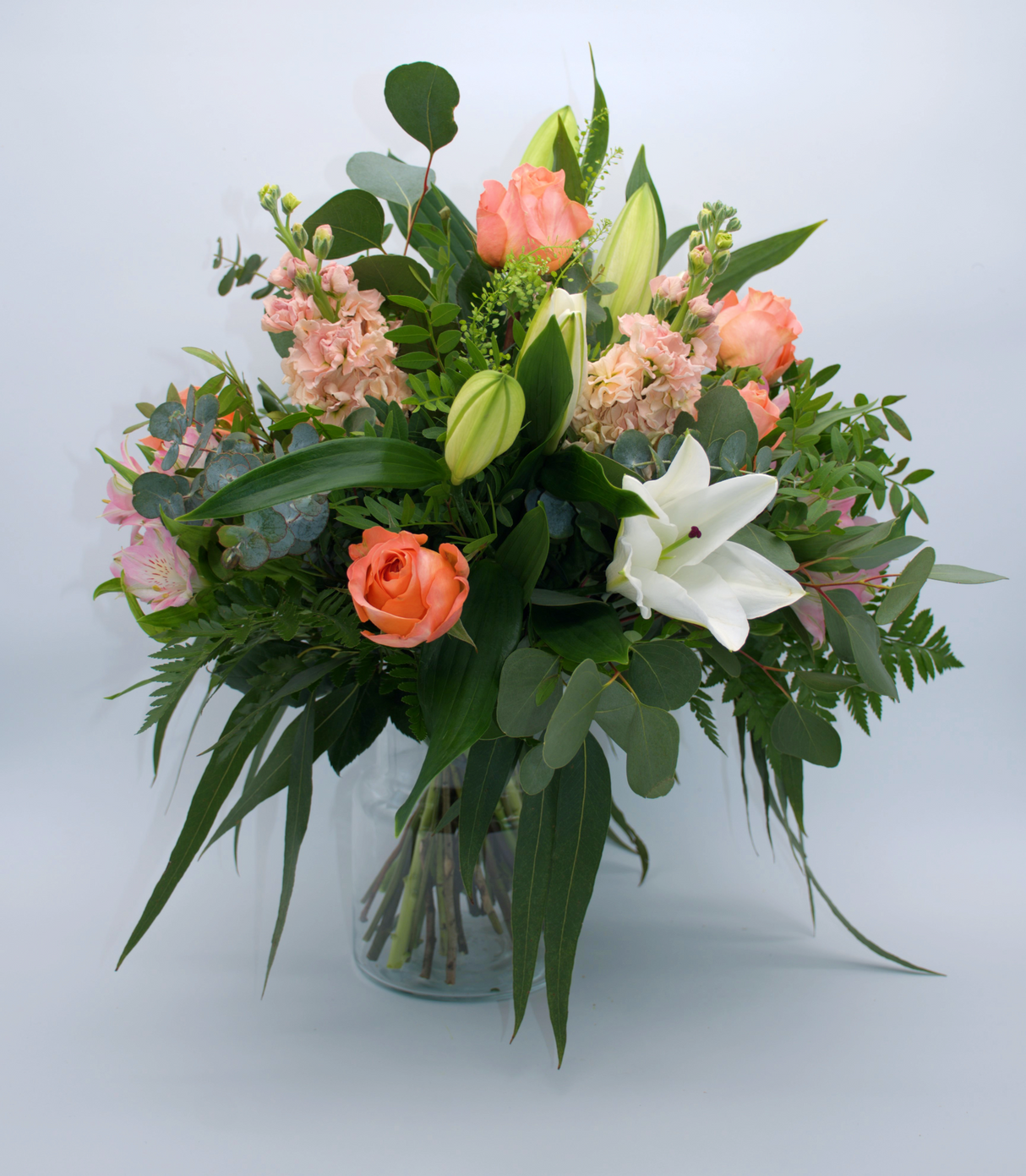 Ramo Princesa Sofía: Lilium Oriental Blanco y Rosas Melocotón