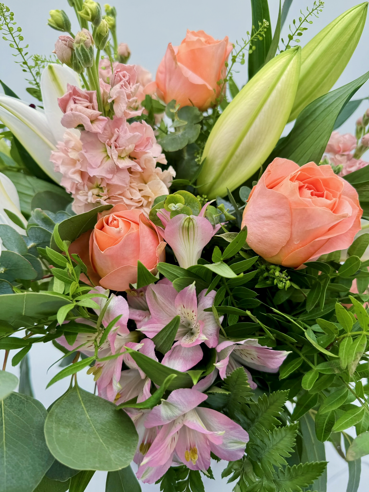 Ramo Princesa Sofía: Lilium Oriental Blanco y Rosas Melocotón