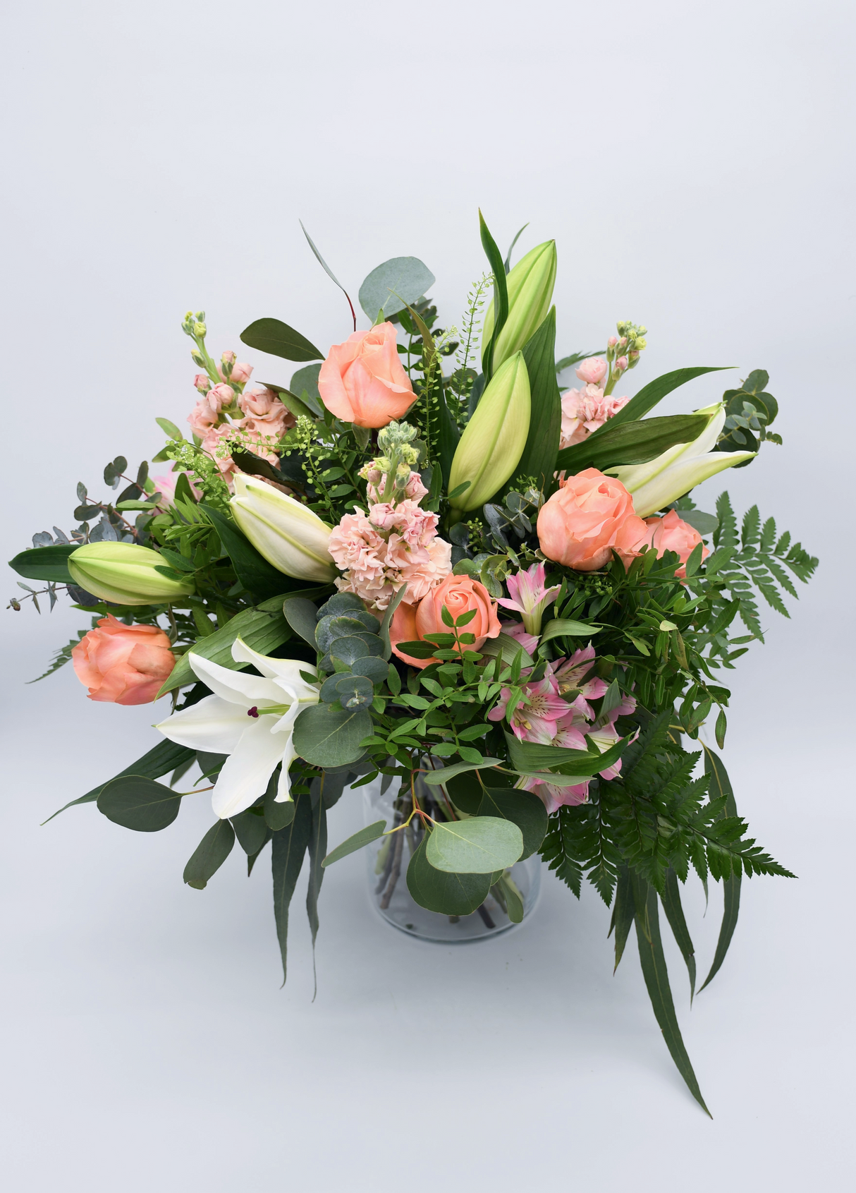 Ramo Princesa Sofía: Lilium Oriental Blanco y Rosas Melocotón