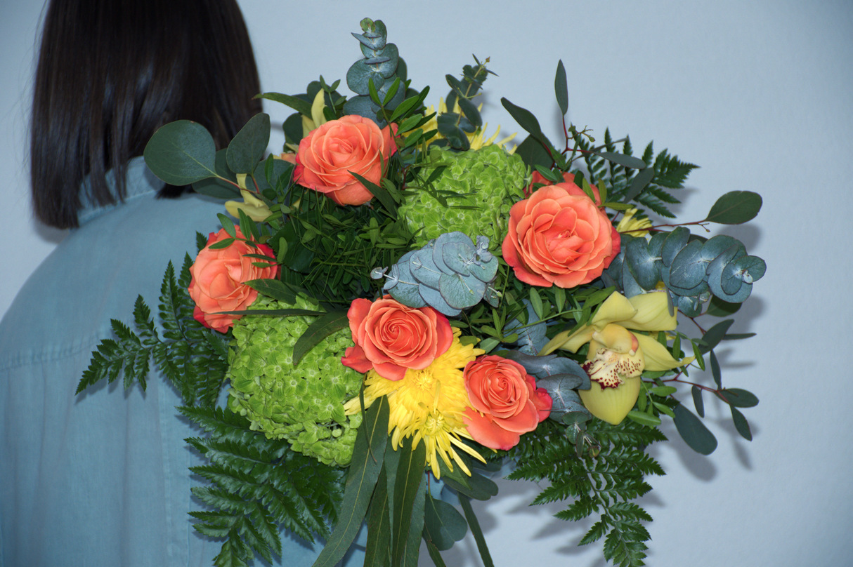 Ramo Irene: Rosas Naranjas, Cymbidium Amarillo y Hortensia Verde | miFlor