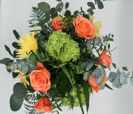 Ramo Irene: Rosas Naranjas, Cymbidium Amarillo y Hortensia Verde | miFlor